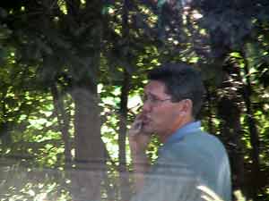 Le 6 juillet, au téléphone, sous les arbres. Le site de 2003 identifiait cet homme comme le directeur général de la municipalité.