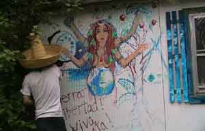 5 juillet 2003 : la peinture de la maison de Marie en direct, au son du violoncelle. « Terra, libertad, vivará ! »
