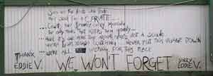 « We won't forget » : les mots laissés sur le mur.